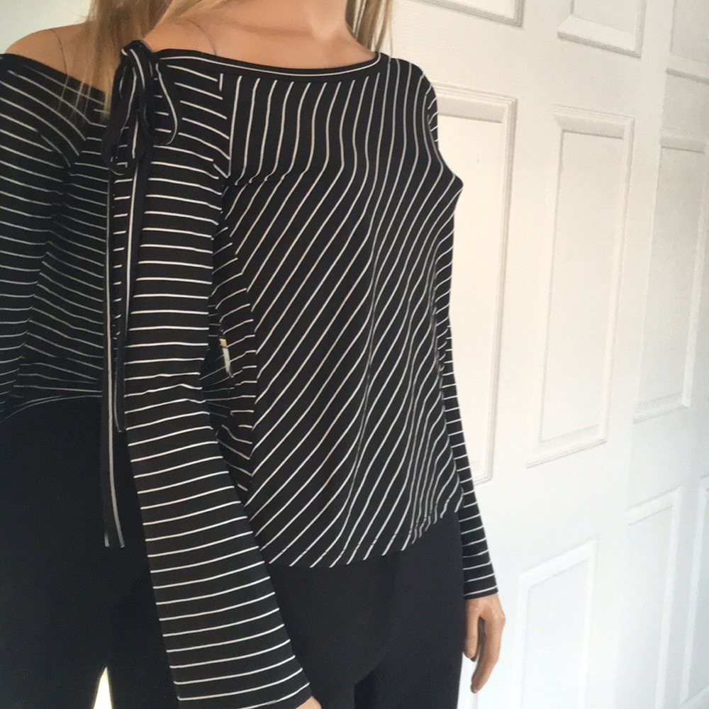 Adorable Mandee Blk & Wht Strip Top. - Picture 2 of 6